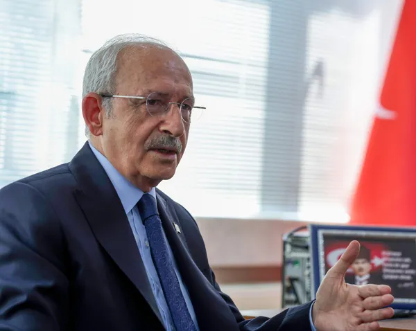 kemal-kilicdaroglu-ilce-baskanlarini-kafesledi-degisim-isteyenlere-buradayim-mesaji-1693196446040.jpg Kemal Kılıçdaroğlu ilçe başkanlarını 'kafesledi: Değişim isteyenlere 'buradayım' mesajı-6