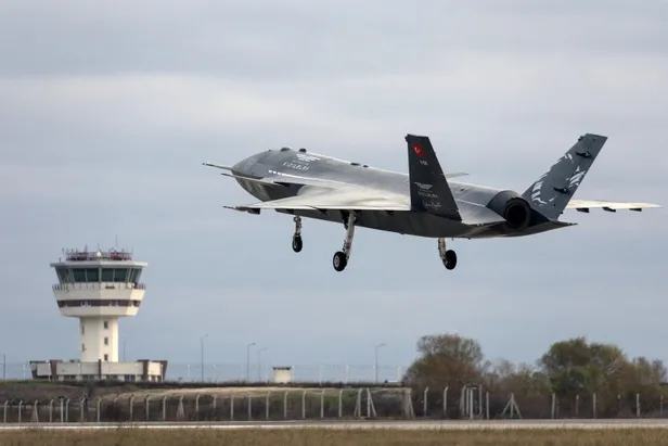 turkiyenin-ilk-insansiz-savas-ucagi-bayraktar-kizilelmayi-abd-yakindan-izliyor-1671136437789.jpg Türkiye'nin ilk insansız savaş uçağı Bayraktar Kızılelma'yı, ABD yakından izliyor-9