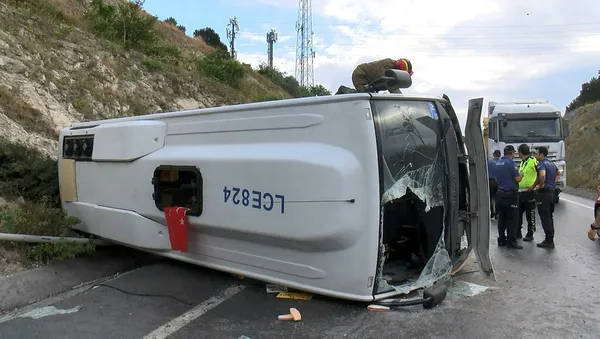 Başakşehir'de servis minibüsü devrildi: 6 yaralı-2