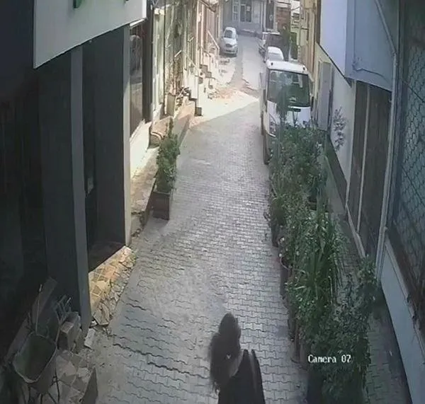 Hatay’da cansız bedeni bulunan kadının düştüğü anlar kamerada! İntihar mı cinayet mi?-1