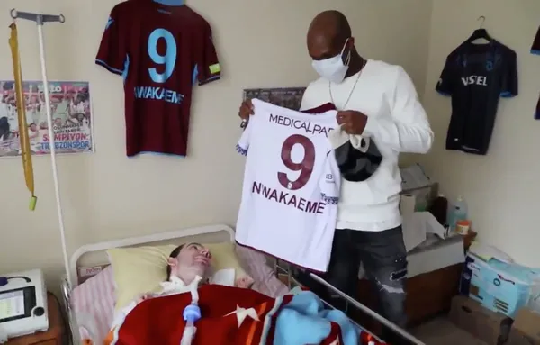 trabzonsporun-yildizi-anthony-nwakaeme-super-kupayi-yataga-bagli-olan-trabzonspor-taraftari-yusufa-goturdu-1612004543805.jpg Trabzonspor'un yıldızı Anthony Nwakaeme Süper Kupa'yı yatağa bağlı olan Trabzonspor taraftarı Yusuf'a götürdü-4