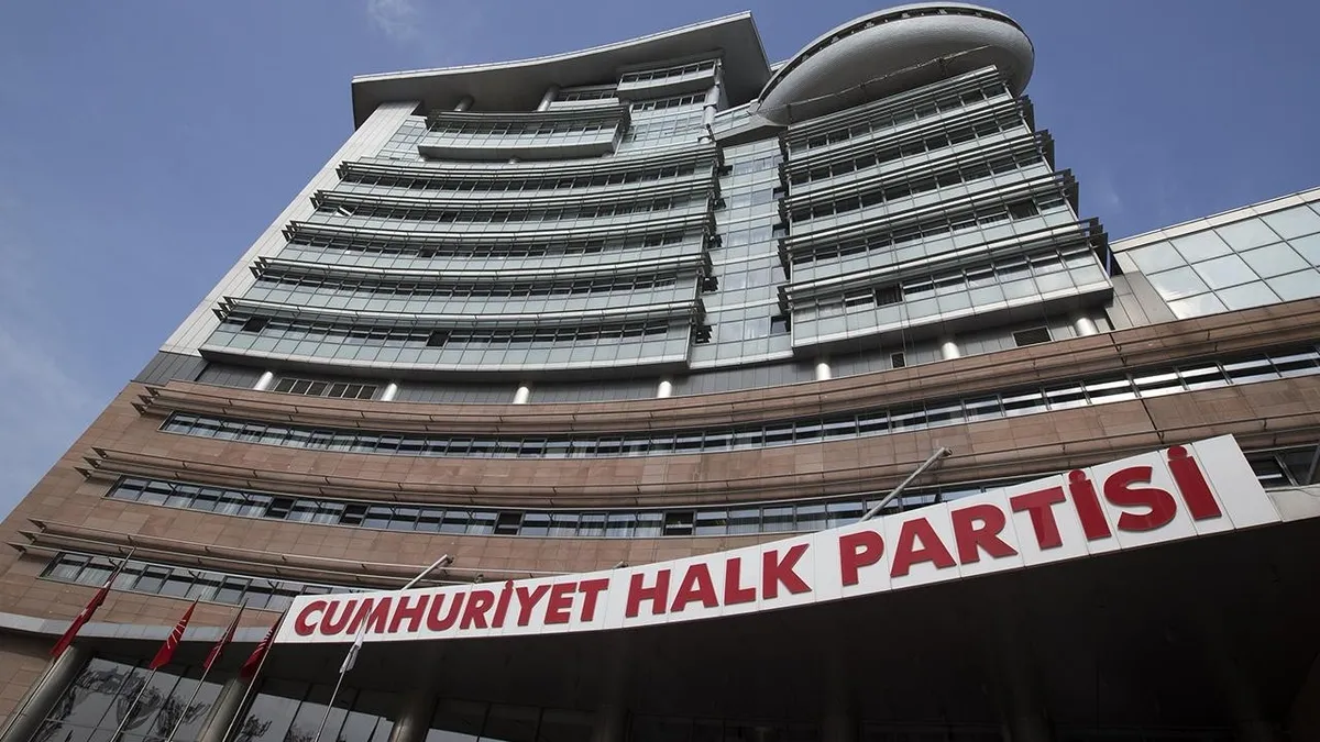 chpde-poset-sevdasi-agbabanin-250-bin-dolari-ozelin-bahce-duvari-400u-askin-belediyeden-baska-neler-aldilar-1778393037986.jpeg CHP'de "poşet" sevdası! Ağbaba'nın 250 bin doları... Özel'in bahçe duvarı | 400'ü aşkın belediyeden başka neler aldılar?-7