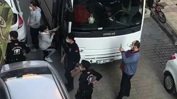 son-dakika-iskenderunda-masaj-salonlarina-polis-baskini-19u-yabanci-22-kadin-gozaltinda-1605517422787.jpg Son dakika... İskenderun'da masaj salonlarına polis baskını: 19'u yabancı 22 kadın gözaltında-3