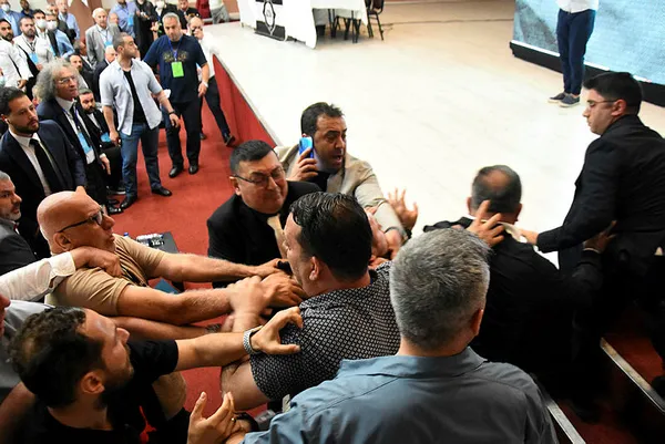 1651150775980.jpg Altay'da olaylı kongre! Ortalık bir anda karıştı-3