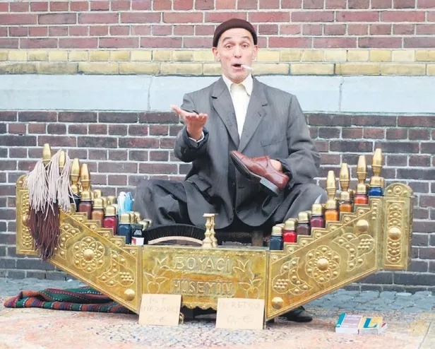 hollandali-sanatci-frans-custers-boyaci-huseyin-kiliginda-gosteri-yapti-1597027365689.jpeg Hollandalı sanatçı Frans Custers “Boyacı Hüseyin” kılığında gösteri yaptı-2