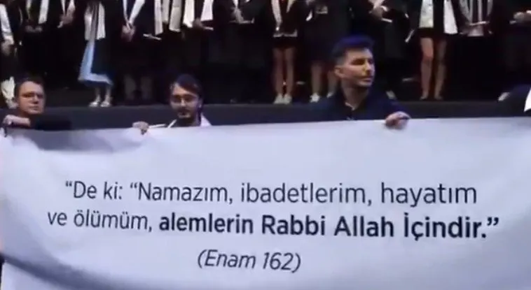 itu-mezuniyetinde-28-subat-ve-leman-kafasi-bir-grup-provokator-allahin-kelamini-engellemeye-kalkti-1752395367963.jpeg İTÜ'deki provokatörler En'âm Suresi 162. ayetin yazılı olduğu pankartı indirmeye kalktı