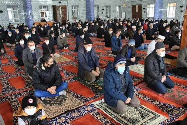 2021'in ilk sosyal mesafeli cuma namazı kılındı!-7