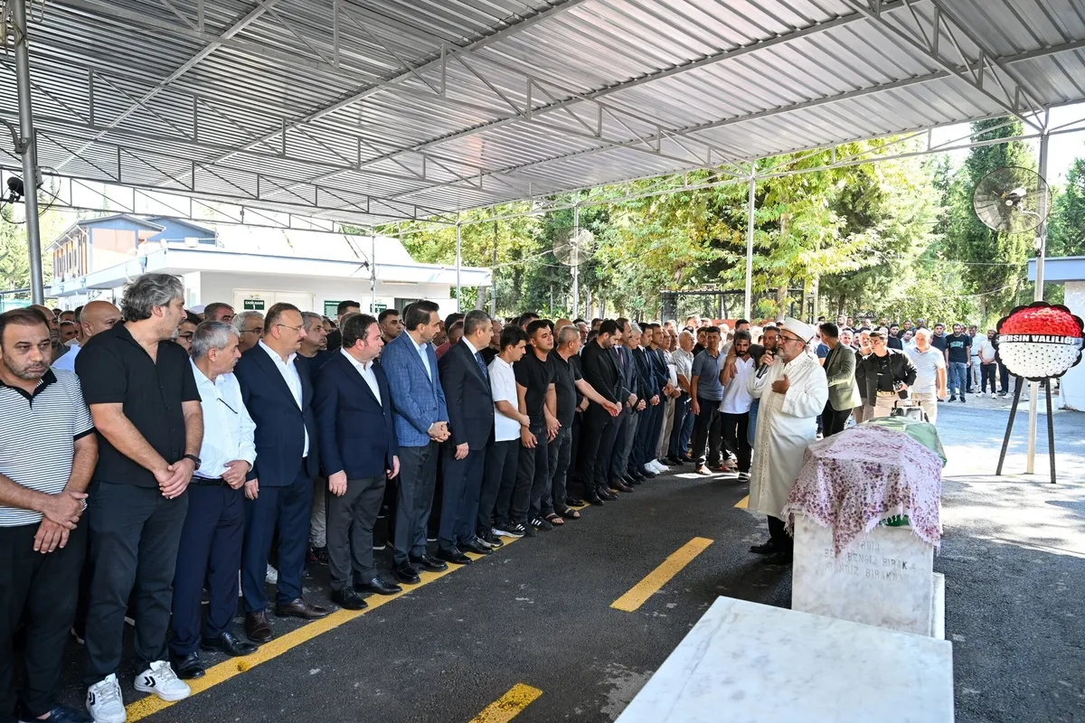 girne-faciasinda-olen-gulcan-gurel-mersinde-topraga-verildi-1788347673698.jpeg Girne gemi faciasında acı veda: Gülcan Gürel toprağa verildi, can yeleğini kızına giydirmişti-7