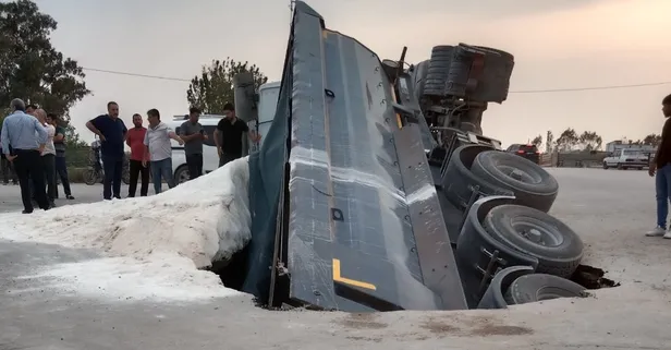 Adana'da görülmemiş kaza! Yol çöktü dev kamyonu içine çekti! Manevra da kurtarmadı: İşte çukura gömülen kamyonun görüntüleri