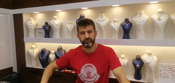 istanbul-kucukcekmecede-kuyumcunun-800-bin-lira-dolandirildigi-anlar-kamerada-1624616490568.jpg İstanbul Küçükçekmece'de kuyumcunun 800 bin lira dolandırıldığı anlar kamerada-7