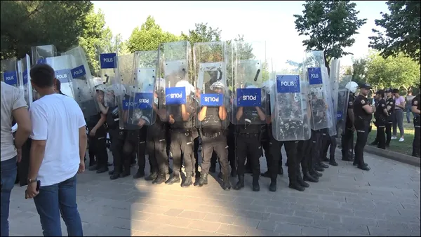 duhoktaki-pkk-saldirisinda-kara-propaganda-haddini-asan-hdpli-vekillere-polis-izin-vermedi-1658521148924.jpg Duhok'taki PKK saldırısında kara propaganda! Haddini aşan HDP'li vekillere polis izin vermedi-4