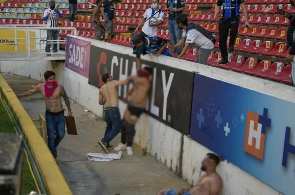 meksikada-queretaro-kulubune-bir-yil-seyircisiz-oynama-cezasi-verildi-1646815318136.jpg 17 kişi ölmüştü! Meksika'da katliam gibi maç! 1 yıl ceza verildi-5