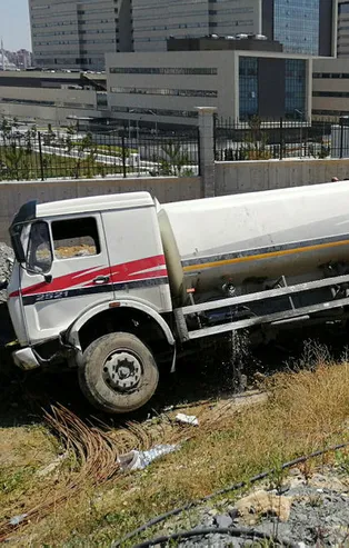 Başakşehir'de feci kaza! Su tankeri yol kenarına devrildi