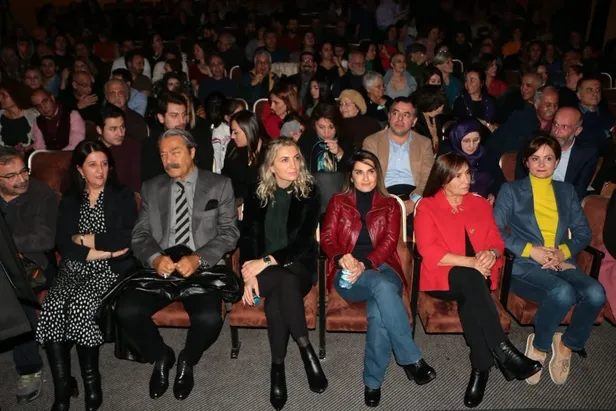 demirtas-yazdi-kaftancioglu-sahneledi-chp-hdp-ittifaki-tiyatroda-bulustu-1578776550118.jpg Demirtaş yazdı Kaftancıoğlu sahneledi! CHP-HDP ittifakı tiyatroda buluştu-3