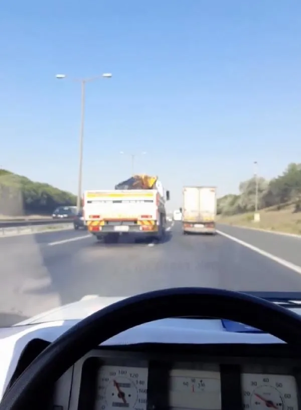 TEM Otoyolu'nda dehşet anları! Tartıştığı kamyonetliyi bariyere sürükledi-1