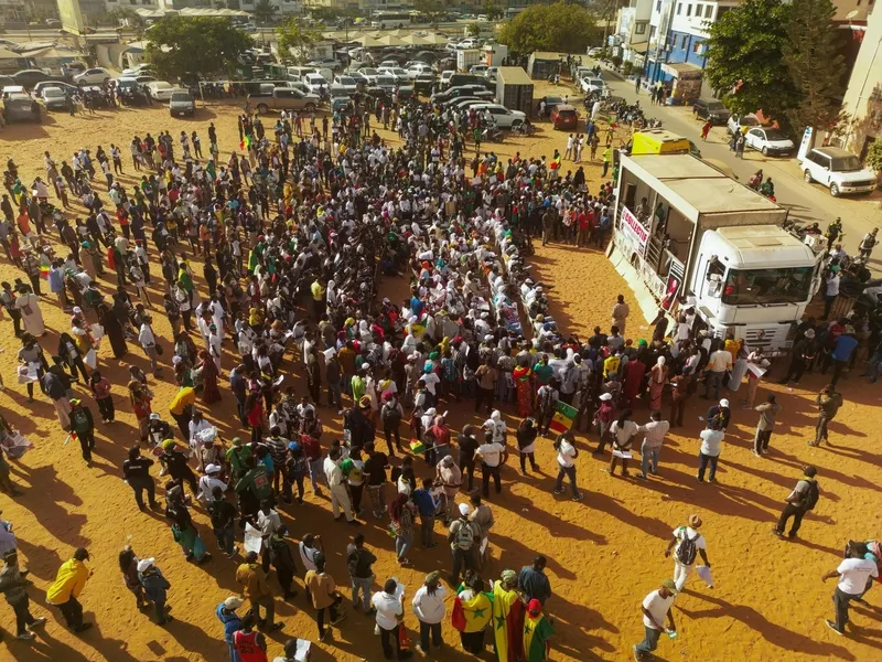 bati-afrikada-tansiyon-yukseliyor-cumhurbaskanligi-seciminin-ertelenmesi-ortaligi-karistirdi-senegalde-protest-1708848917815.jpeg