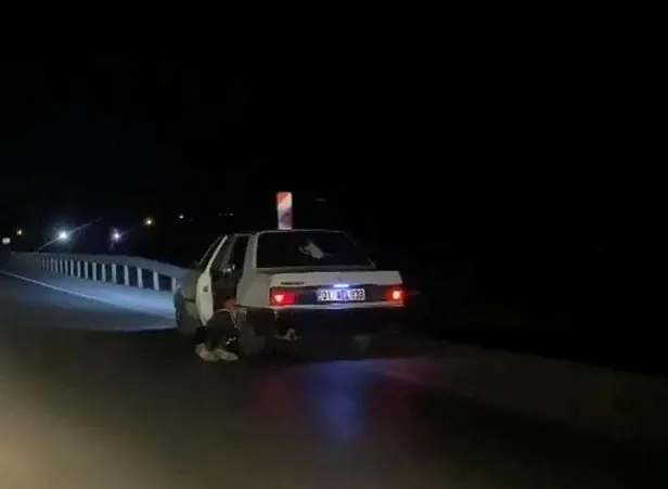 adanada-saskina-ceviren-goruntu-seyir-halindeki-aracta-suruklenerek-gitti-1671087296453.jpeg Adana'da şaşkına çeviren görüntü: Seyir halindeki araçta sürüklenerek gitti-2