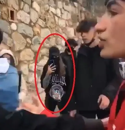 bursada-liseli-genclerin-kiz-icin-olumune-kavga-ettigi-esnada-kizlar-vurun-vurun-1615926995523.jpg Bursa'da liseli gençlerin kız için ölümüne kavga ettiği esnada kızlar: Vurun vurun-4