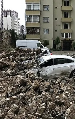 İstinat duvarı araçların üzerine çöktü