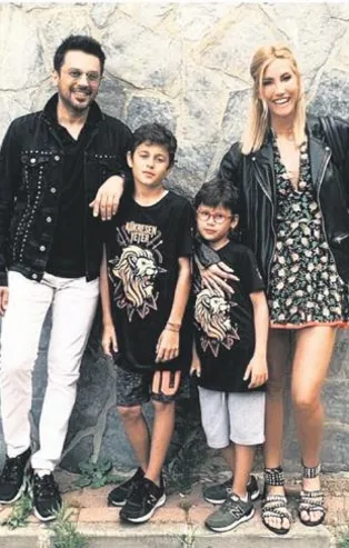 Çağla Şıkel ile Emre Altuğ, oğulları Kuzey'in mezuniyeti için bir araya geldi