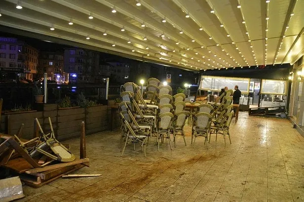 1639354076724.jpeg Büyükçekmece'de alkollü sürücü direksiyon hakimiyetini kaybederek ortalığı savaş alanına çevirdi! 2 bekçi yaralandı-11
