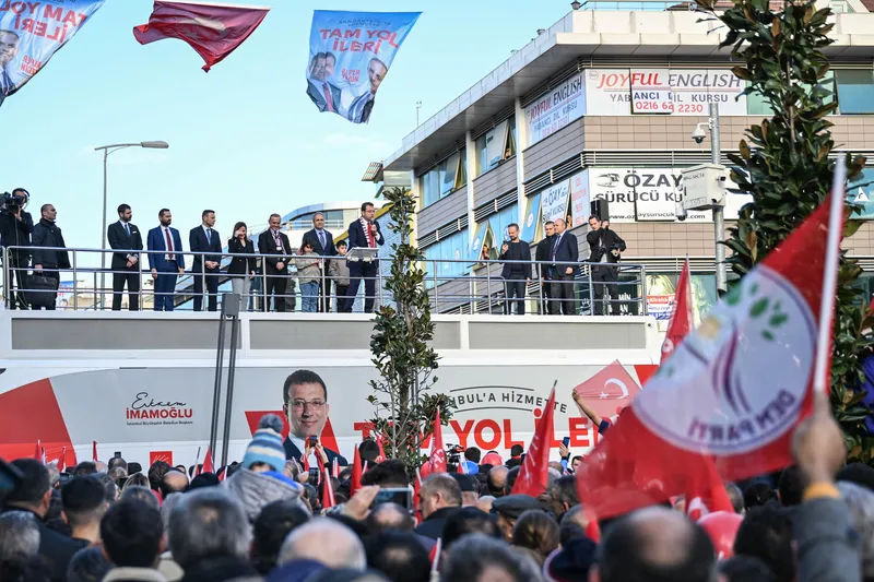 iste-kirli-ittifakin-fotografi-ekrem-imamoglunun-sancaktepe-mitinginde-dem-partinin-bayraklari-sallandi-1708755112637.jpg