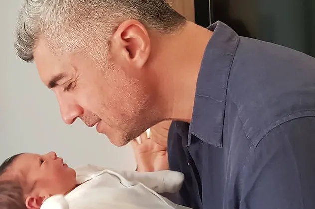 Özcan Deniz'den tepki çeken fotoğraf! Oğlunu dudağından öptü, sosyal medyada tartışma yarattı...