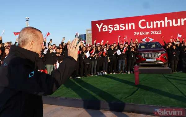 Başkan Erdoğan Togg'un direksiyonunda: Tekerine taş değmesin... Araç rengi için işaret ettiği Emine Erdoğan kararını verdi - 2