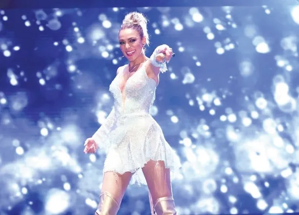 Şafak Sezer İzzet Yıldızhan'ın sahnesinde uzun hava okudu (Magazin haberleri)-13