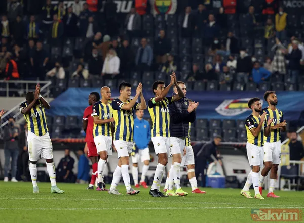 Kadıköy'de Fenerbahçe'ye tepki gecesi! Tribünlerden yuhalamalar yükseldi: Mesut Özil ve Altay Bayındır... - 11