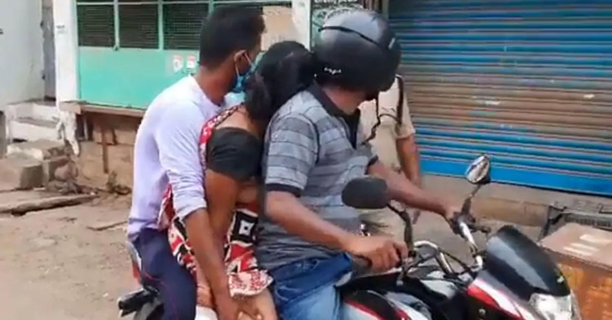 Dünya Hindistan’daki bu olayı konuşuyor! Ölen annelerini motosikletle taşıdılar