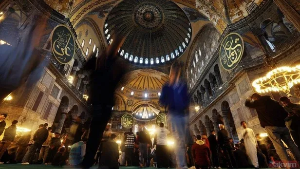 Ayasofya-i Kebir Cami-i Şerifi'nde ziyaretçi rekoru: Bayramın ilk gününde 104 bin 325 kişiyi ağırladı!-1