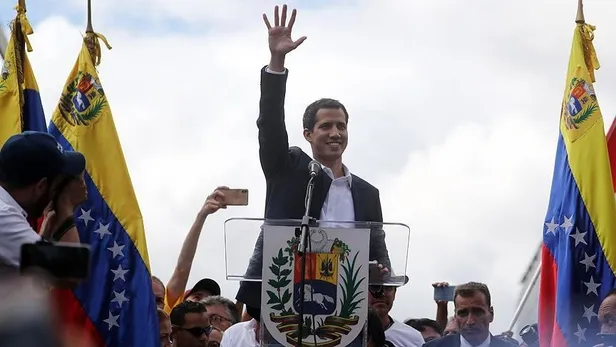 venezuelada-abdnin-destekledigi-juan-guaido-halk-tarafindan-dovuldu-1655022076567.jpeg