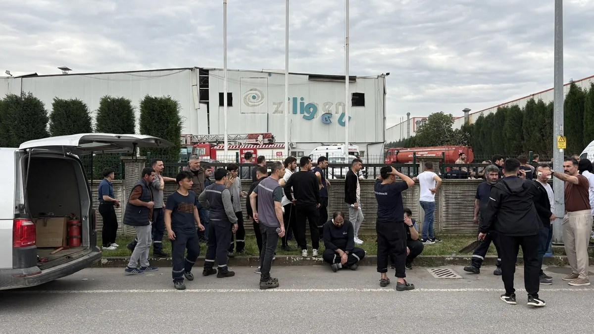 sakarya-hendekte-fabrikada-patlama-cikan-yanginda-8-isci-yaralandi-1778252728306.jpeg Sakarya Hendek’te fabrikada patlama: Çıkan yangında 8 işçi yaralandı-3