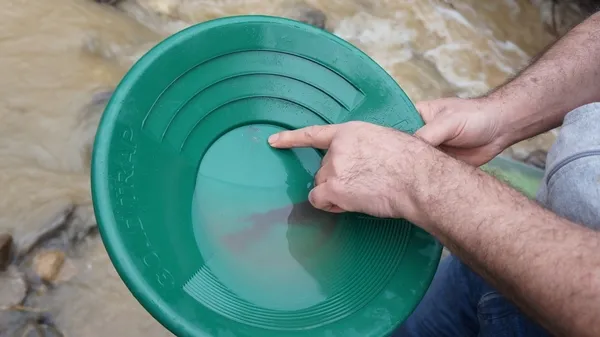 haftada-7-bin-500-tl-kazaniyorlar-burasi-turkiye-buz-gibi-derede-altin-avi-1647177458499.jpg Haftada 7 bin 500 TL kazanıyorlar! Burası Türkiye: Buz gibi derede altın avı...-10