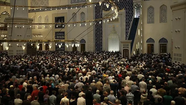 Prof. Dr. Nihat Hatipoğlu yazdı: Namaz dinin direğidir-11