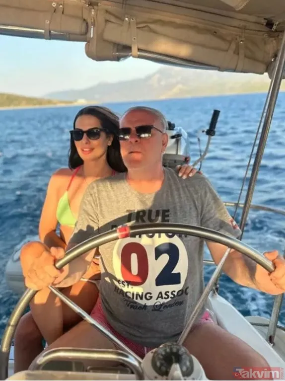 63 yaşında damat olmuştu! 4. kez evlenen Burak Sergen’in balayından ilk kare geldi! Eşiyle denizin ortasında... - 6