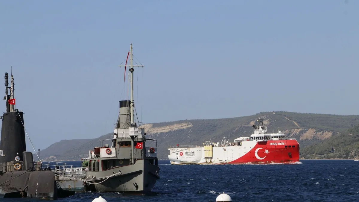 Somali'deki görevini başarıyla tamamlayan Oruç Reis Çanakkale Boğazı'ndan geçti