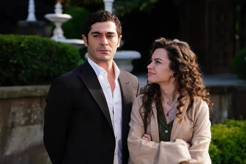 bir-gece-masali-35-bolum-fragmani-yayinlandi-sen-artik-yetim-bir-cocuk-degilsin-1748694218997.jpg Kaynak: atv