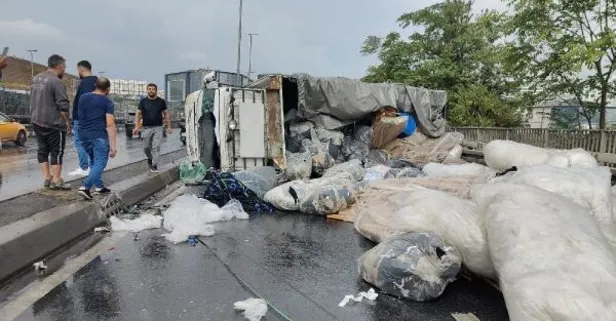 Küçükçekmece D-100'de kamyon devrildi! Trafik aksadı