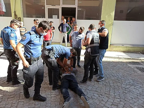corumda-genc-kiza-cinsel-tacizde-bulundugu-iddia-edilen-kisi-kovalamacayla-yakalandi-1597773675725.jpg Çorum'da genç kıza cinsel tacizde bulunduğu iddia edilen kişi kovalamacayla yakalandı-3