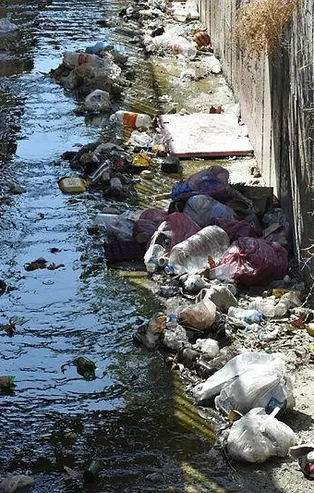 İzmir'de yine çöp sorunu: Karabağlar esnafının taşkın endişesi
