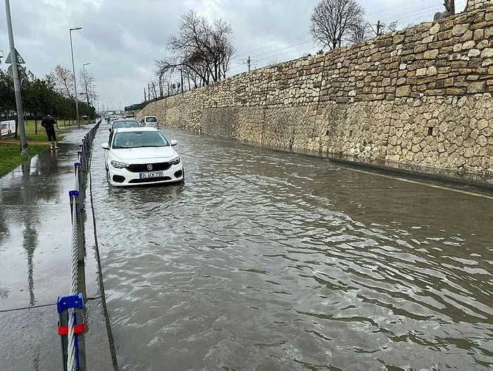 istanbulu-saganak-yagis-vurdu-araclar-yollarda-mahsur-kaldi-iett-otobusunu-su-basti-yolcular-ayakta-durmakta-z-1702741315911.jpeg İstanbul'u sağanak yağış vurdu! Araçlar yollarda mahsur kaldı | İETT otobüsünü su bastı: Yolcular ayakta durmakta zorlandı-5