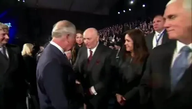 Dünya Prens Charles'ın hareketini konuşuyor! ABD Başkan Yardımcısı Pence'e büyük şok