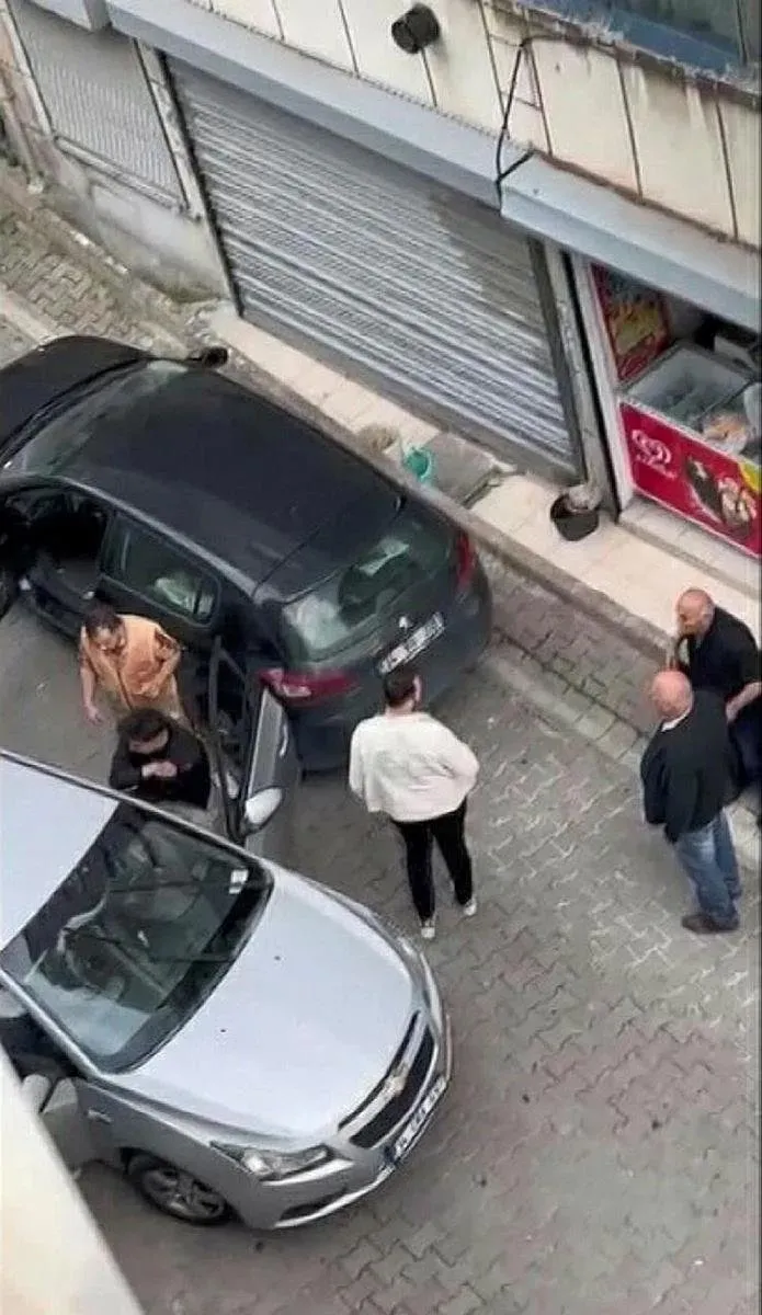 istanbulun-gobeginde-pes-dedirten-olay-gunduz-vakti-kacirip-taninmaz-hale-gelinceye-kadar-dovduler-1716023920931.jpeg İstanbul'un göbeğinde "pes" dedirten olay: Gündüz vakti kaçırıp tanınmaz hale gelinceye kadar dövdüler!-4