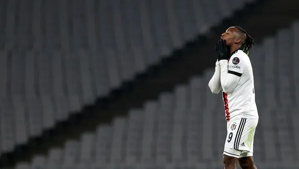 siyah-beyazlilarin-2022de-bilegi-bukulmedi-deplasmandaki-3-puan-hasretine-karagumruk-maciyla-son-verdi-1642547282328.jpeg Siyah-Beyazlılar’ın 2022’de bileği bükülmedi! Deplasmandaki 3 puan hasretine Karagümrük maçıyla son verdi-2