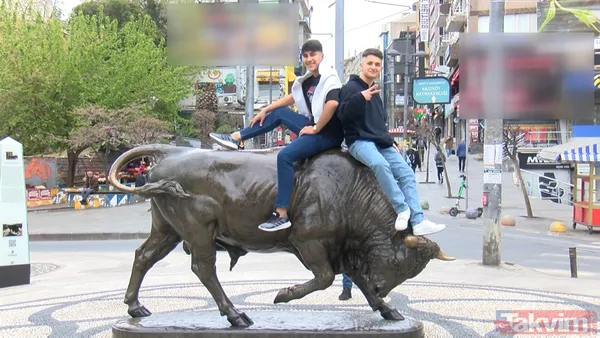Kadıköy'deki Boğa Heykeli'nin bakımı bittikten sonra üstüne çıktılar! Dalga geçer gibi mesaj: Duyarlı olalım - 6