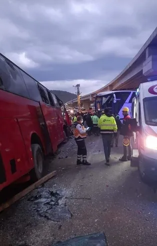 Akkuyu Nükleer Güç Santrali'nde çalışan işçileri taşıyan işçi servisleri kafa kafaya çarpıştı
