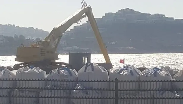 Bodrum Yalıkavak’ta bir garip olay! Kepçe denize daldı