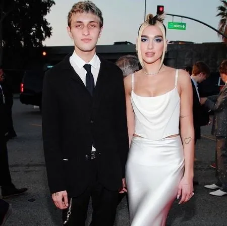 Dünyaca ünlü şarkıcı Dua Lipa'ya kaynana şoku: Anwar Hadid'in annesi Yolanda Hadid kesti!-2